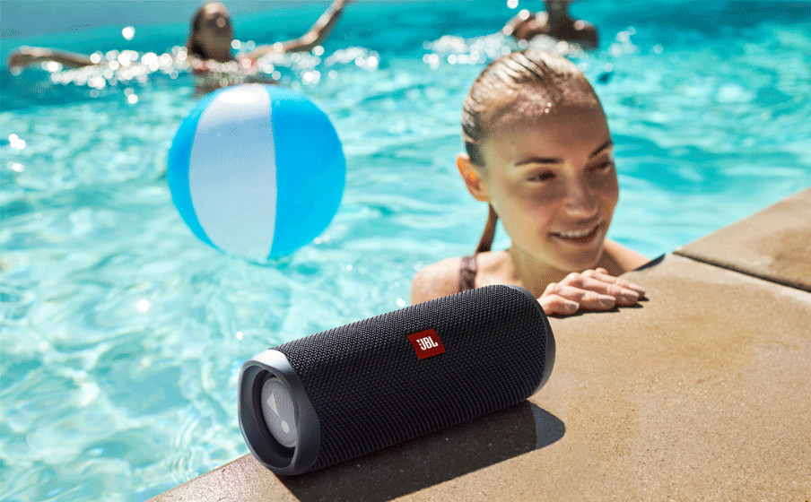 JBL Flip 5 Dank der wasserdichten Bauart der Klasse IPX7 kannst du ruhig einen Sprung ins Wasser wagen - Image